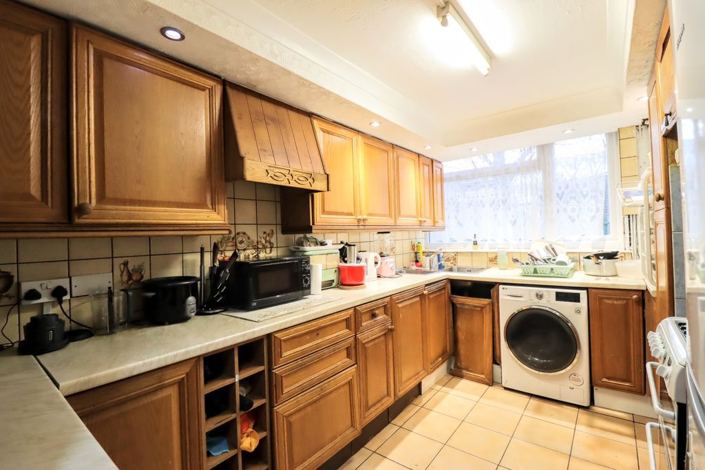 Property photo 2 of 7 Kitchen