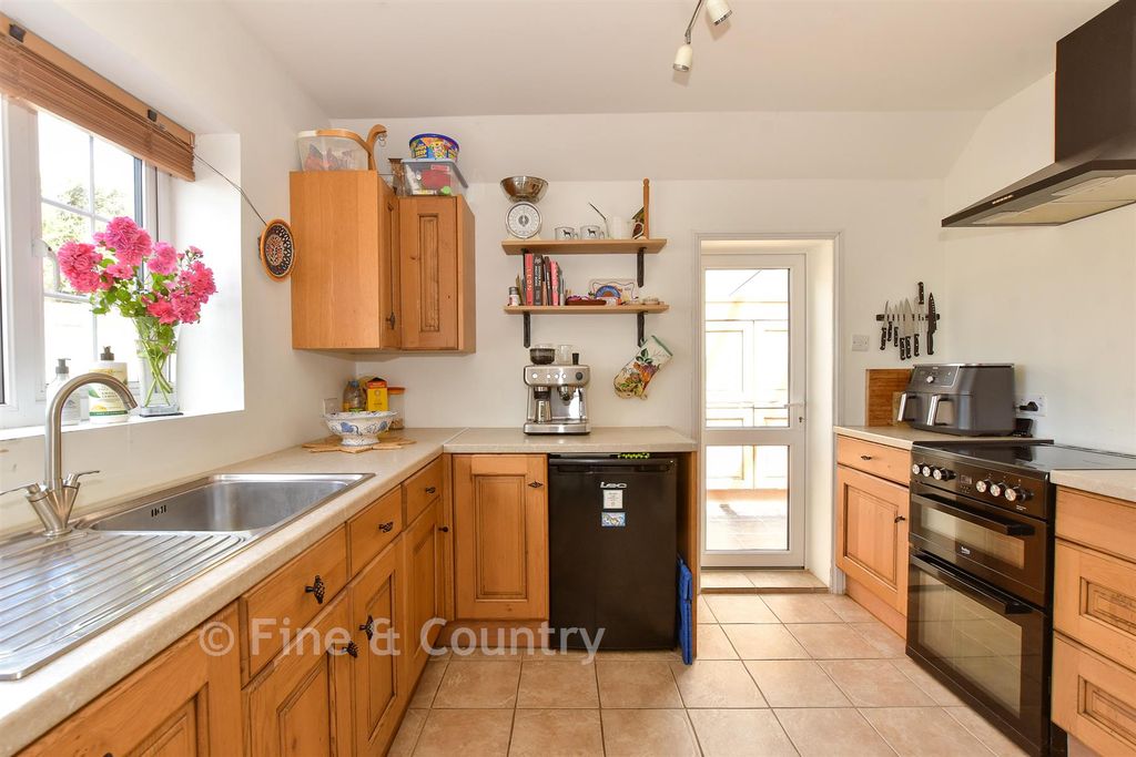 Property photo 3 of 17 Kitchen