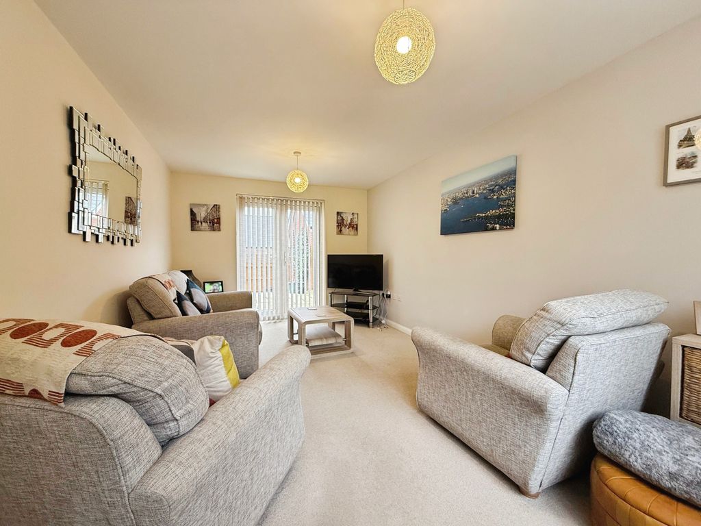 Property photo 3 of 17 Lounge