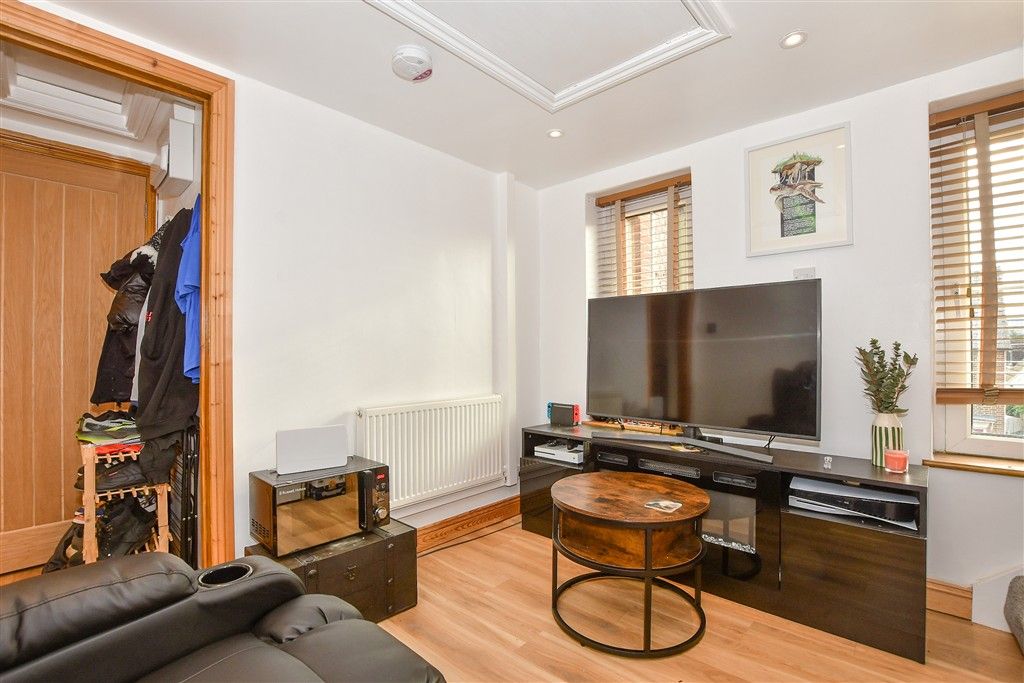Property photo 3 of 10 Kitchen/ Lounge