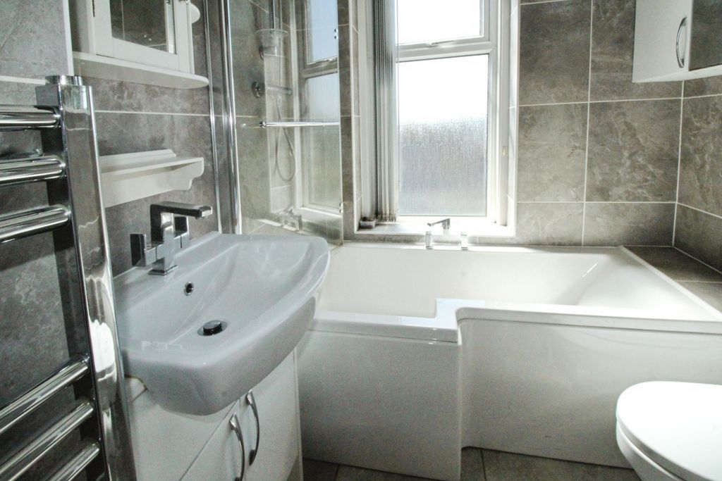 Property photo 3 of 14 Bathroom