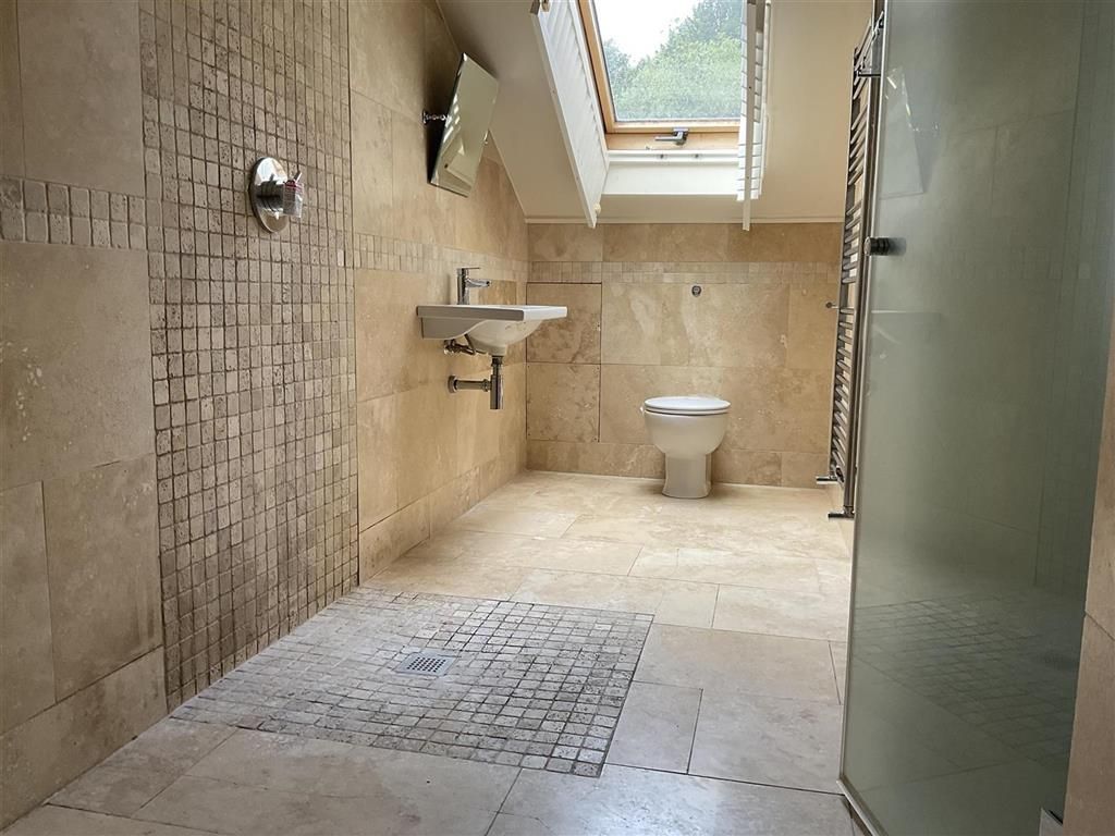 Property photo 2 of 12 Ensuite