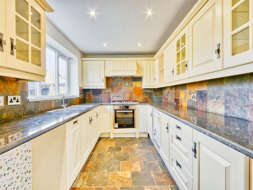 Property photo 2 of 11 Kitchen