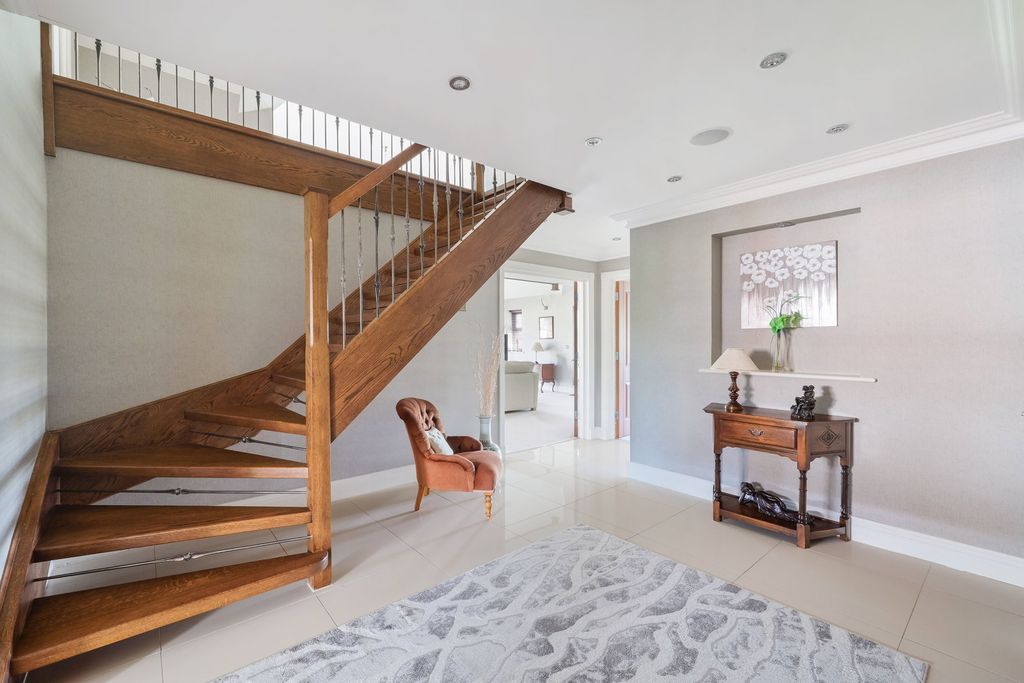 Additional image 13 of 3 bed flat for saleValley Court, Reigate RH2