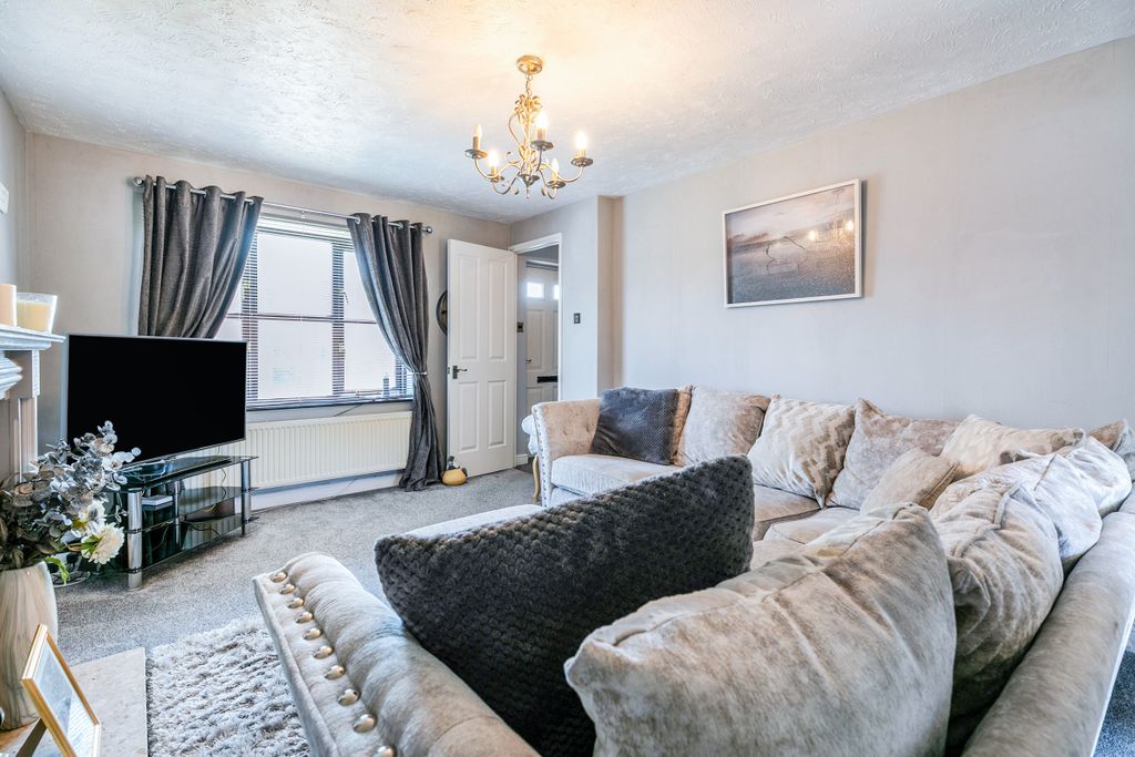 3 bed detached house for saleNethercroft, Barnsley S75 photo 5