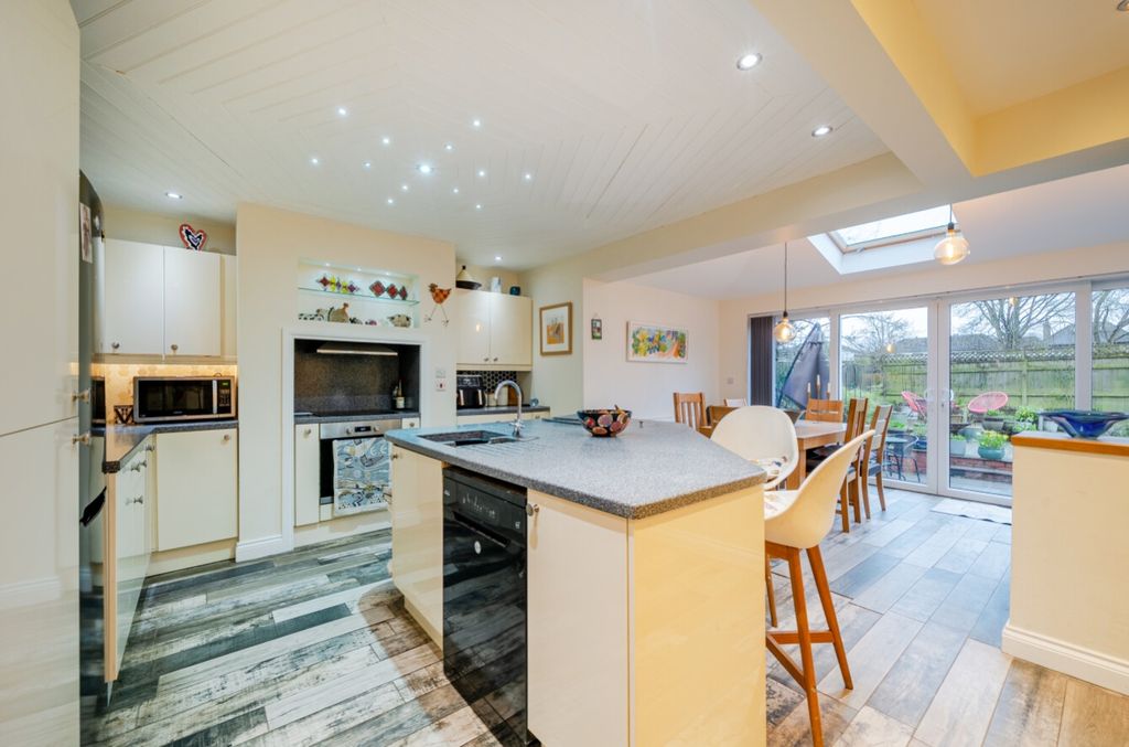 Property photo 1 of 19 Ewemove Harrogate Kitchen Diner