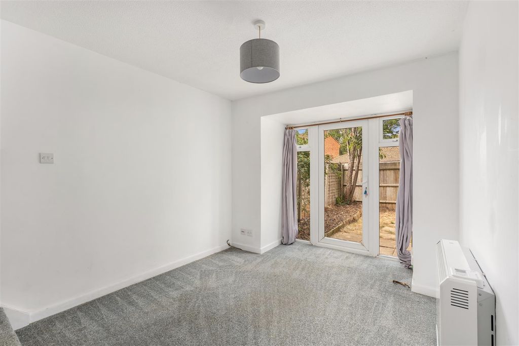 Property photo 3 of 11 82 Winchelsea Close, Banbury-7.Jpg