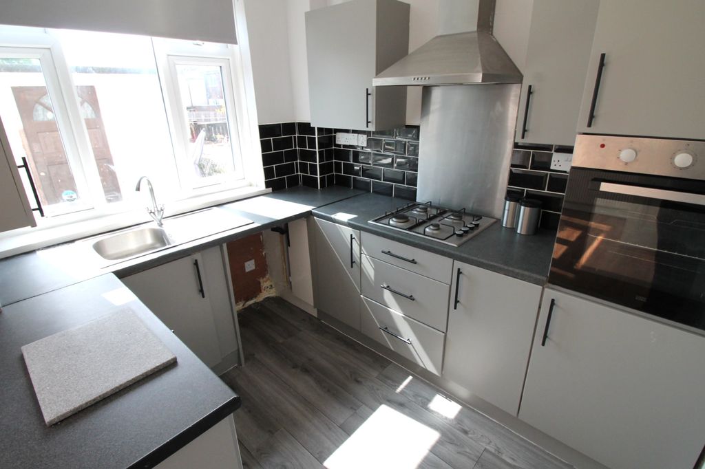 Property photo 2 of 12 Kitchen