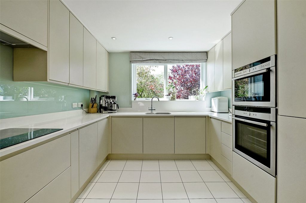 Property photo 3 of 19 Kitchen