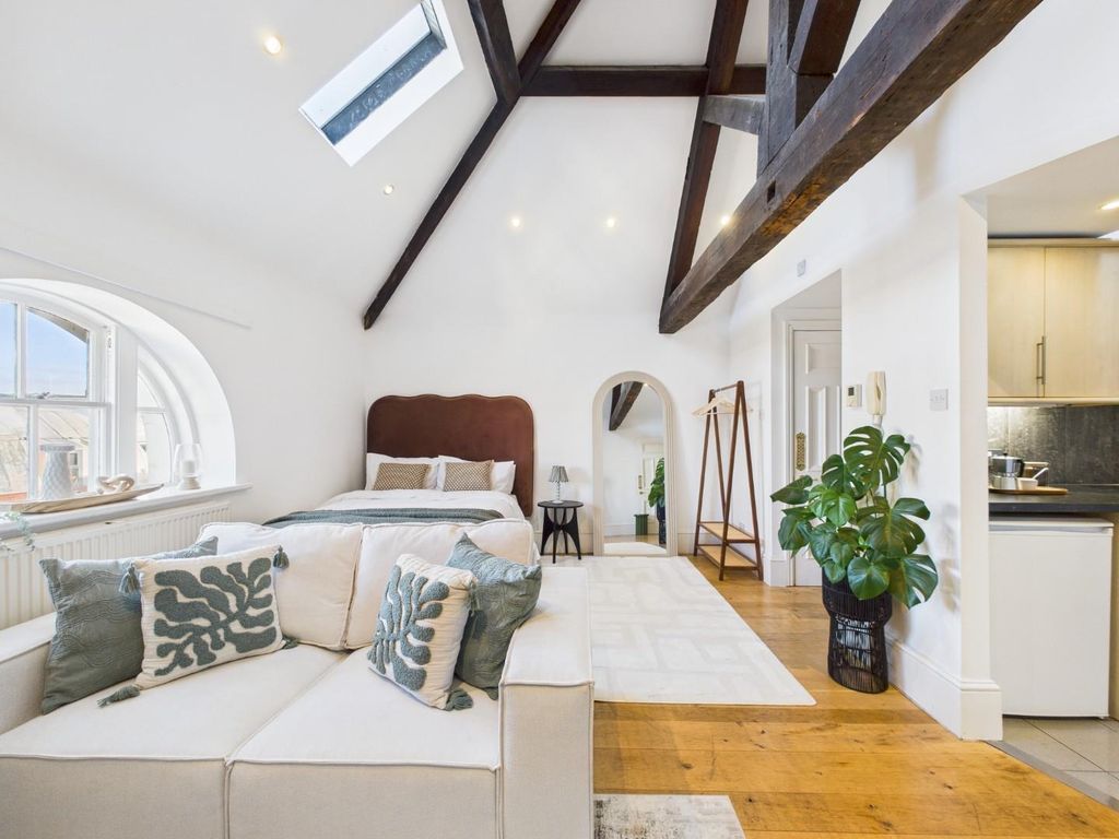 Property photo 3 of 18 Cam01530G0-Pr0359-Still005.Jpg