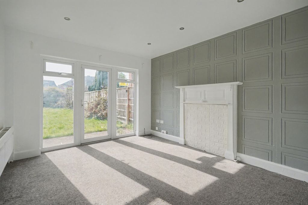 Property photo 2 of 18 19 Marlborough Road, Beeston, Nottingham, Ng9 2Hg