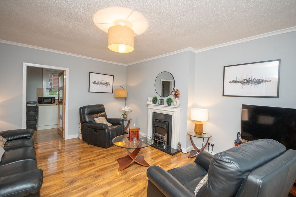 Property photo 3 of 15 Lounge