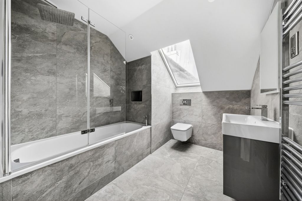Property photo 3 of 12 1435105-2-69c3F7d...
