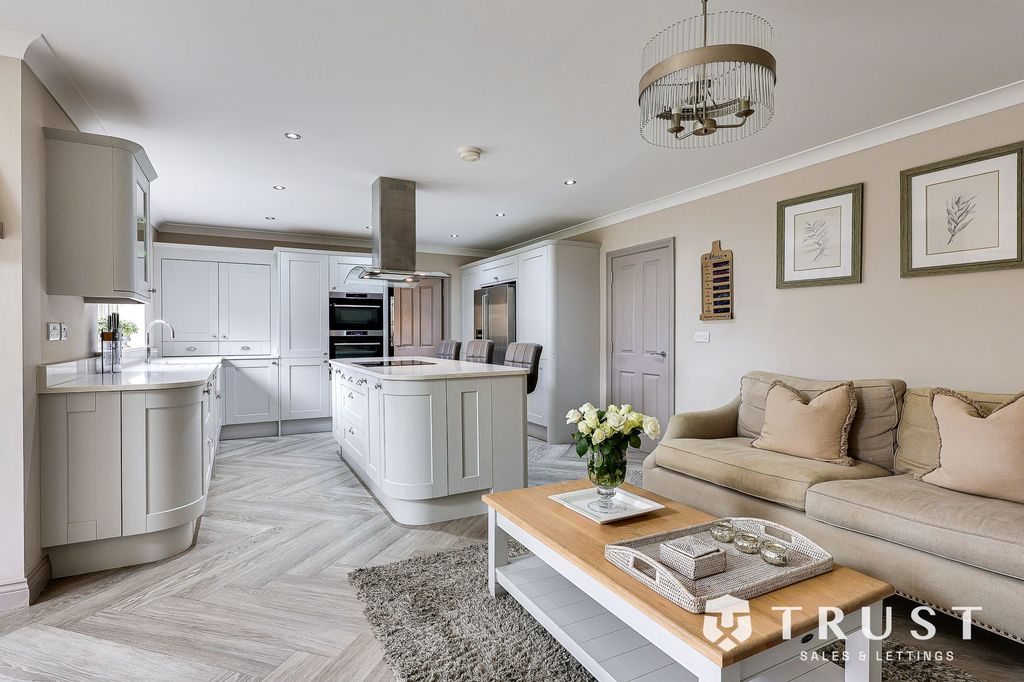 Property photo 3 of 25