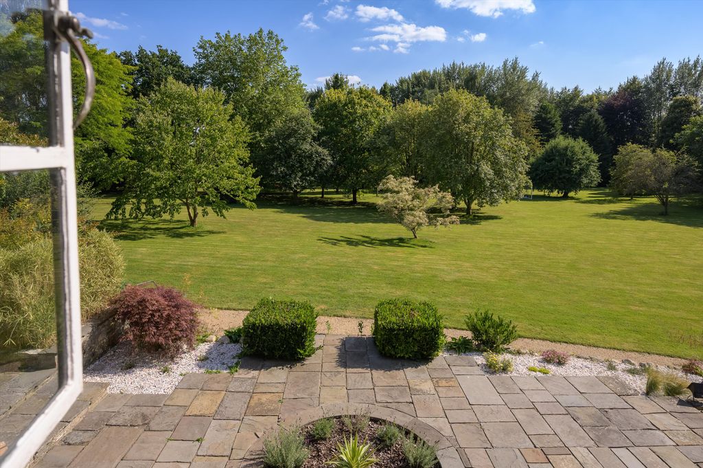 Property photo 2 of 28 Image