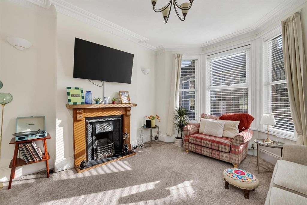 Property photo 2 of 21 Lounge