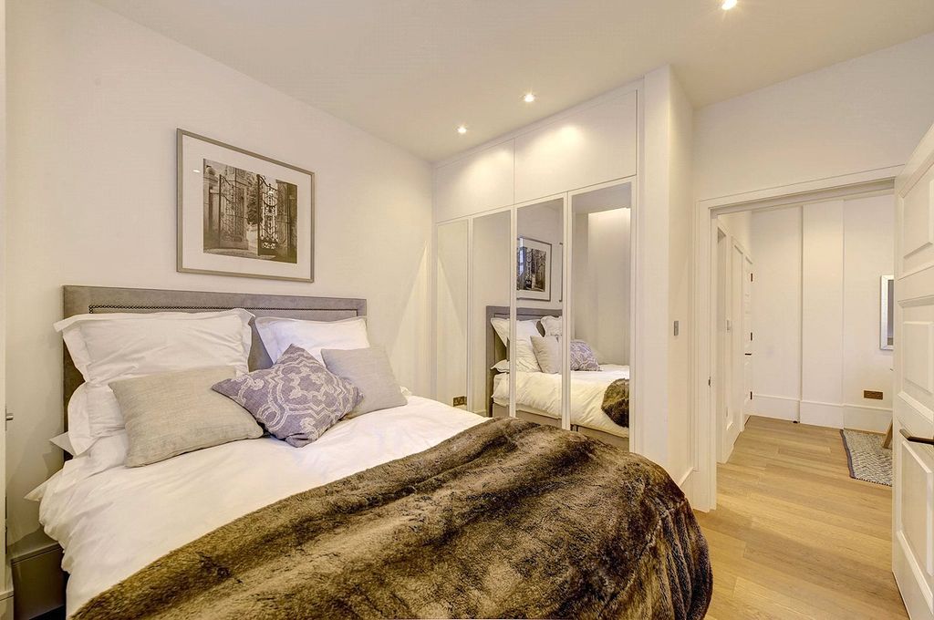 Property photo 3 of 8 Bedford House