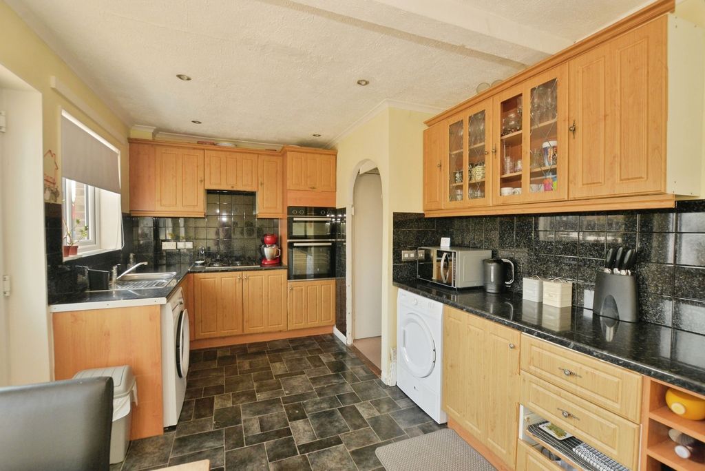 Property photo 3 of 14 Kitchen