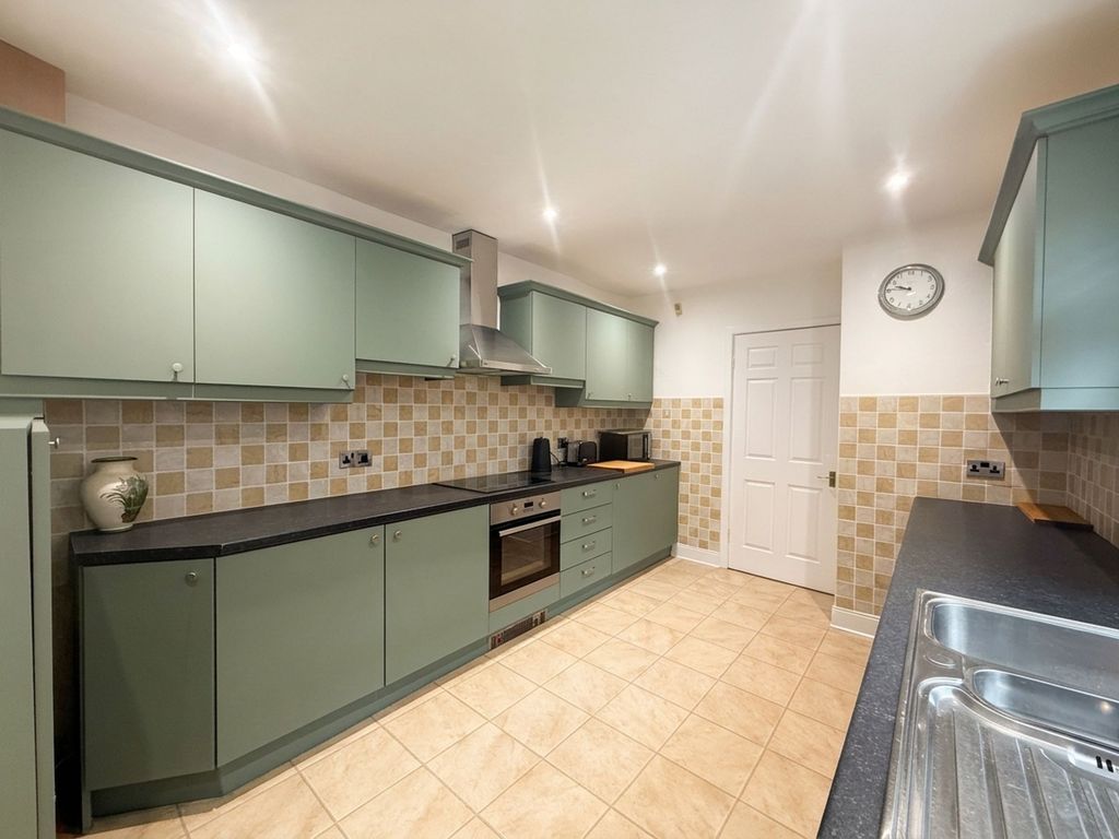 Property photo 2 of 11 Kitchen