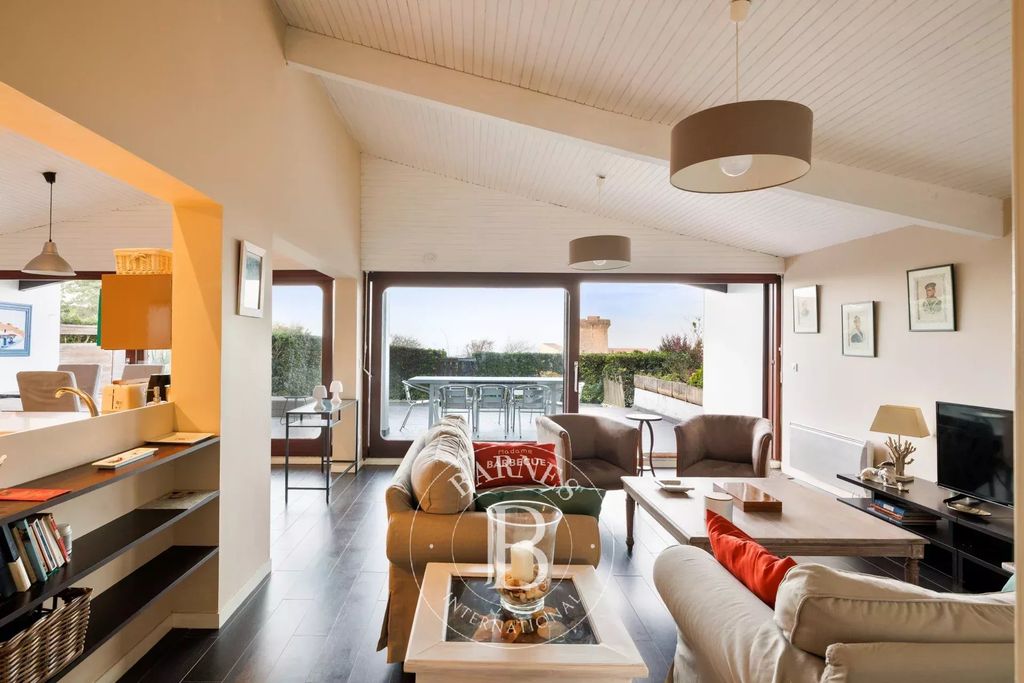 Property photo 3 of 14 Ciboure, 85 Sqm Apartment, Sea View Living Room