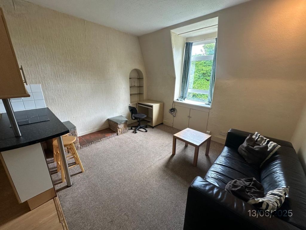 Property photo 2 of 8 Lounge/Kitchen