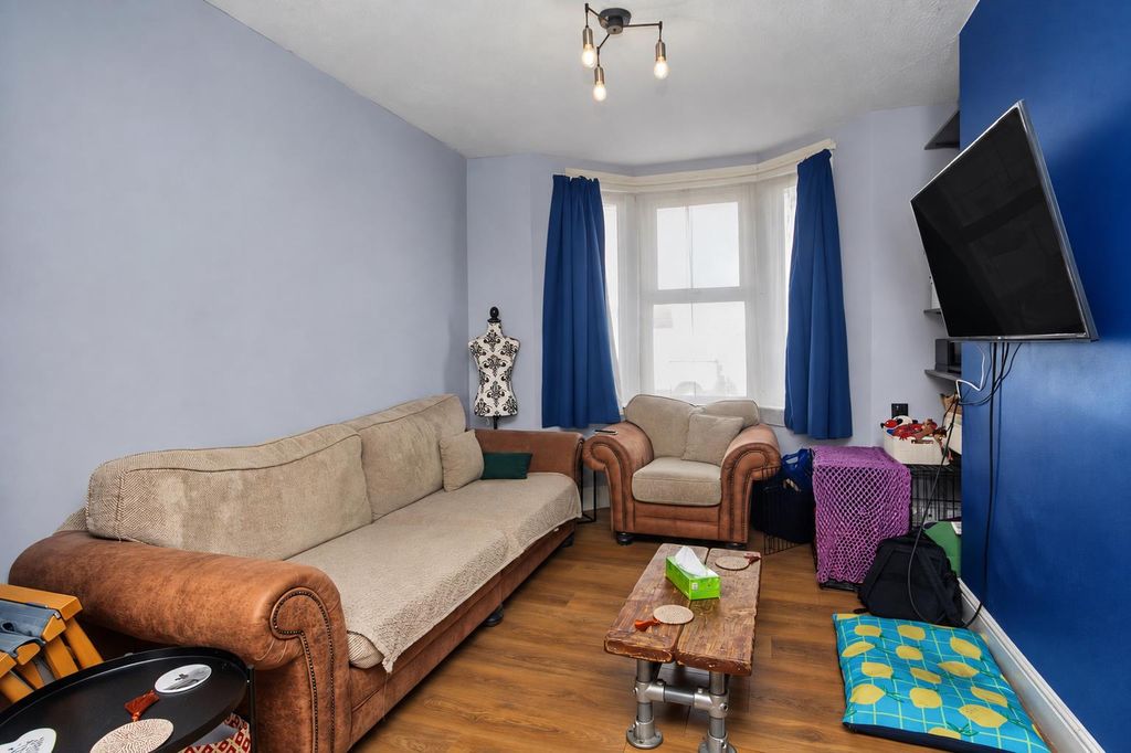 Property photo 2 of 8