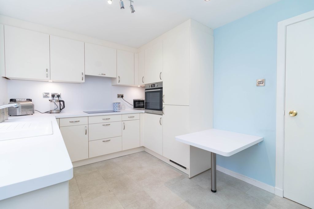 Property photo 3 of 23 Kitchen