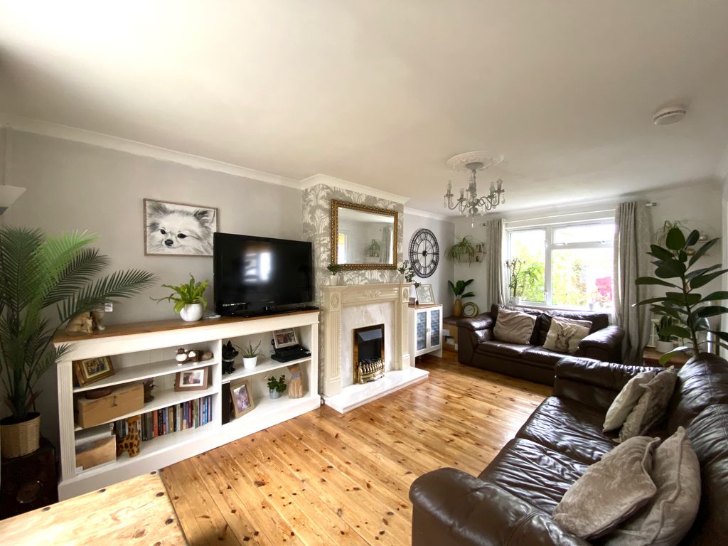 Property photo 3 of 16 Lounge