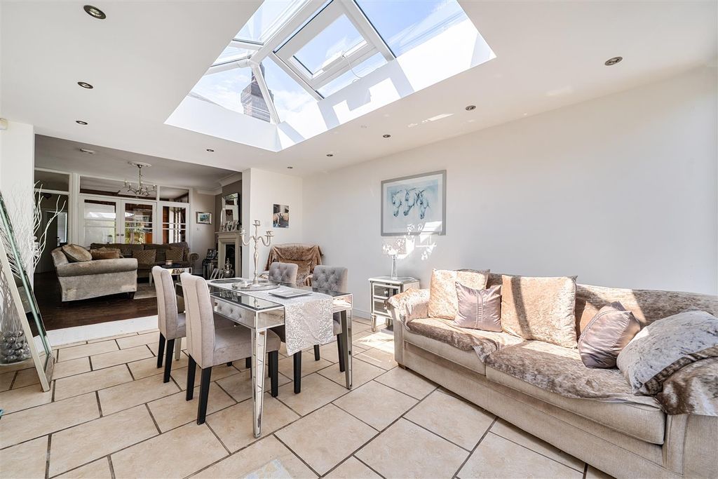 Property photo 2 of 19 1484242-11-6A3E9845Df302.Jpg