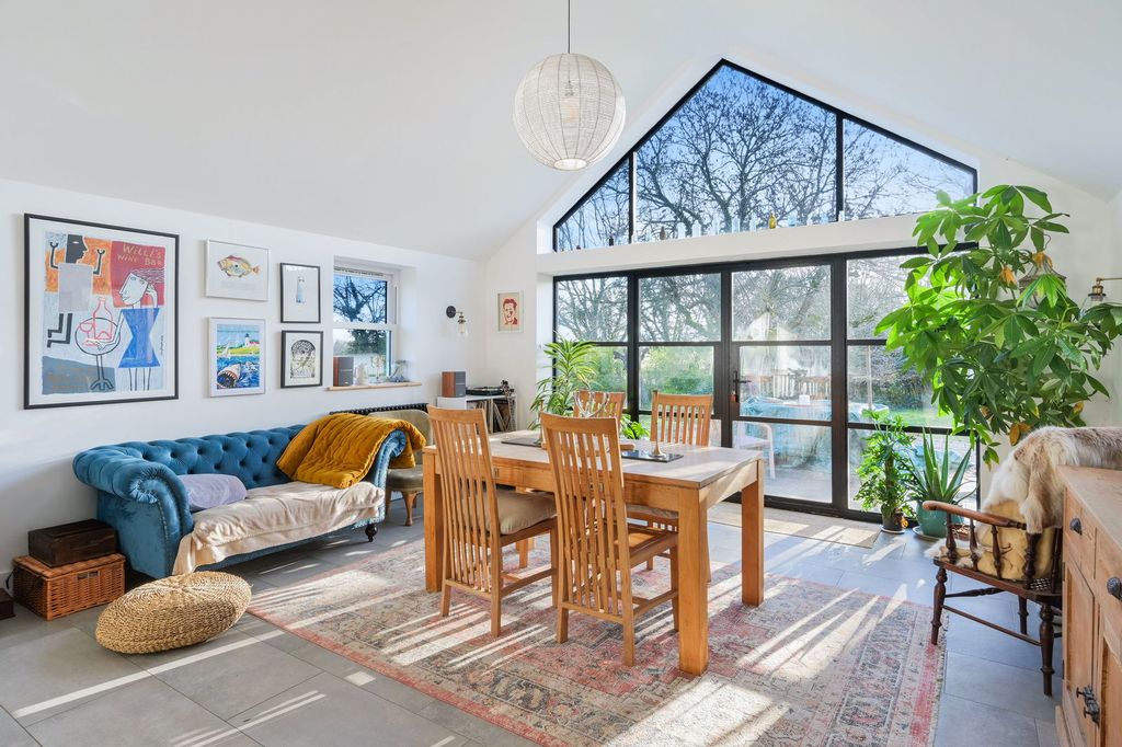 Property photo 2 of 23