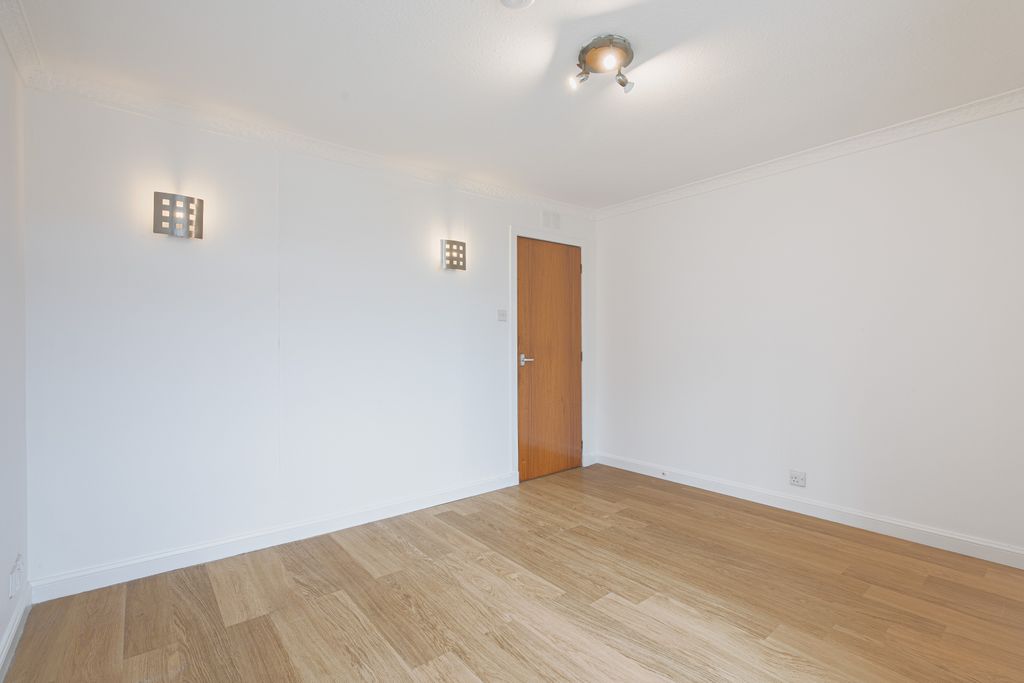 Property photo 2 of 12 Living2