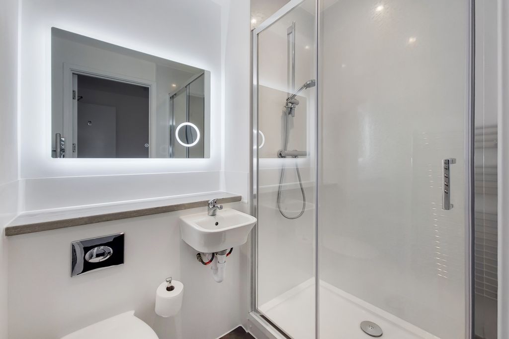 Property photo 2 of 5 Flat 5 Bathroom