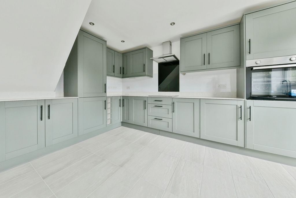 Property photo 3 of 18 Kitchen