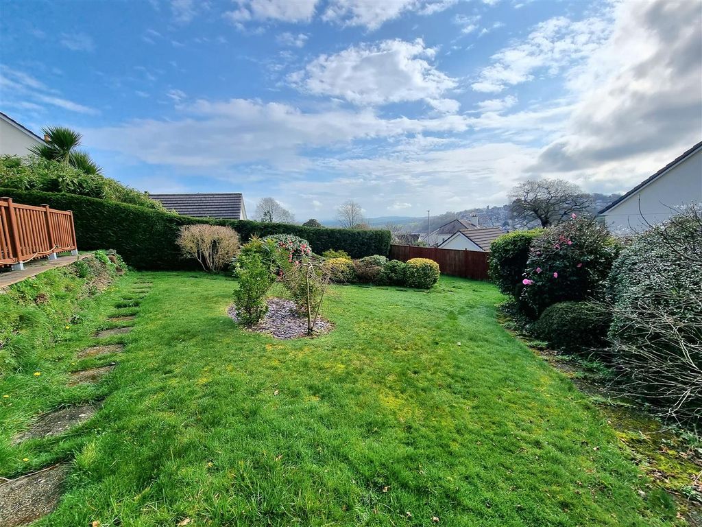 Property photo 3 of 19 Lawn.Jpg