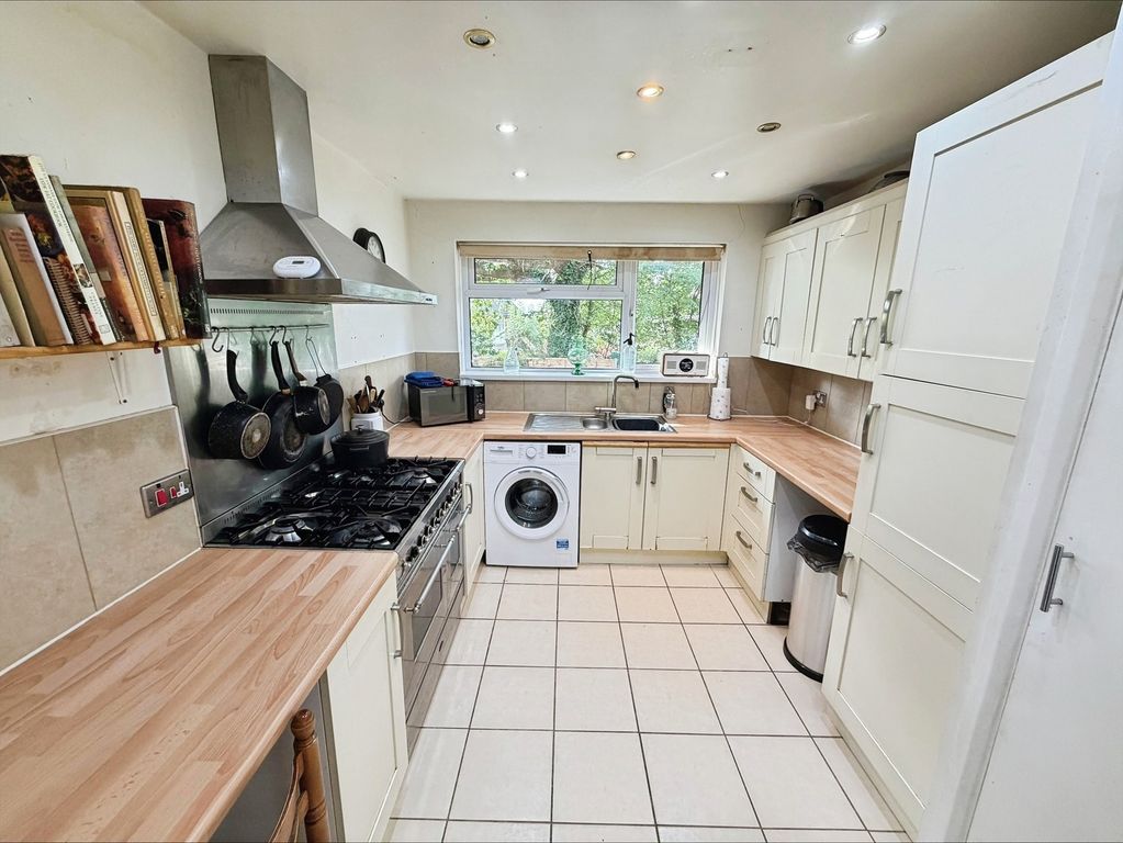 Property photo 3 of 12 Kitchen