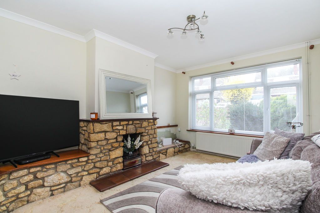 Property photo 3 of 16 Lounge