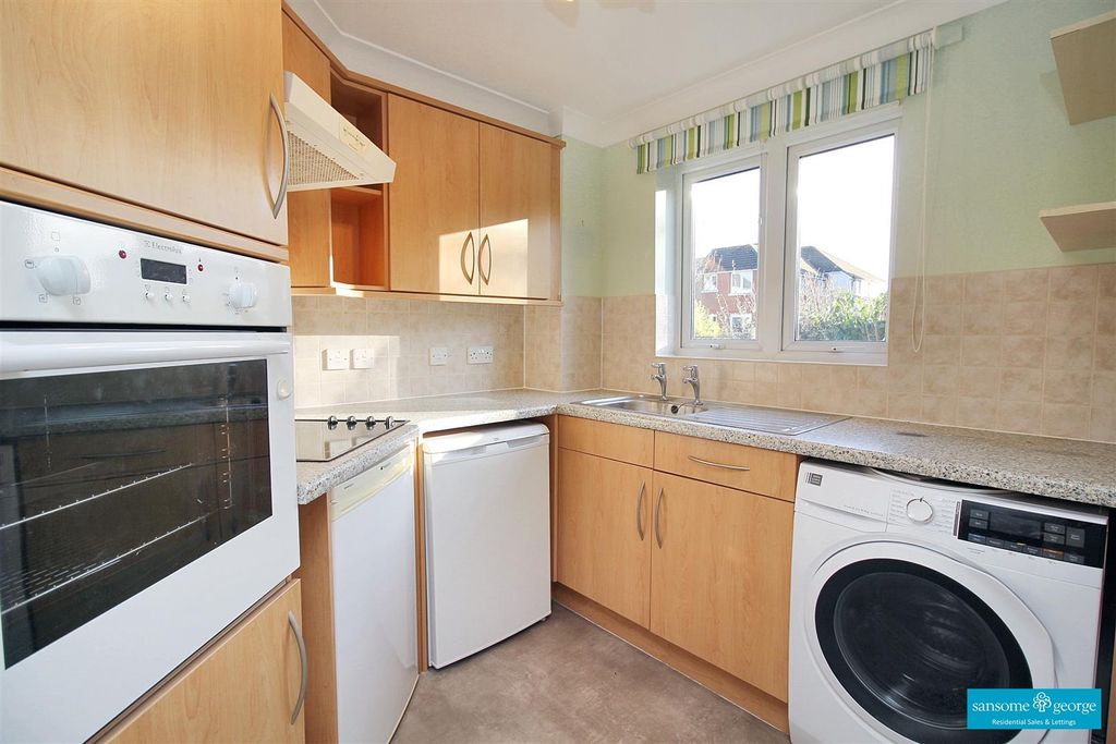 Property photo 3 of 8 Kitchen