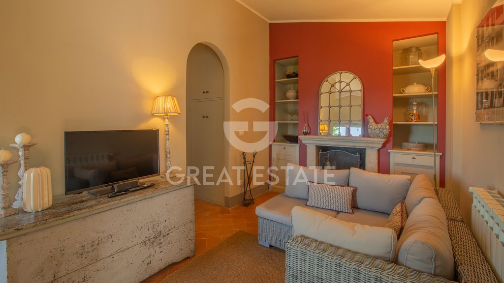 Property photo 2 of 30 Interiors