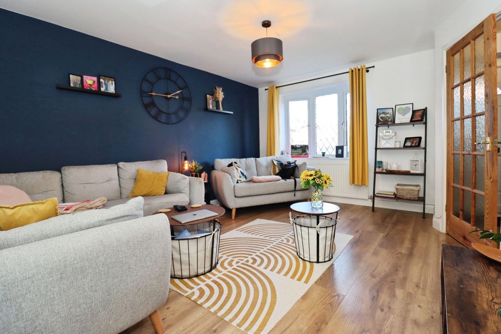 Property photo 2 of 19 Lounge