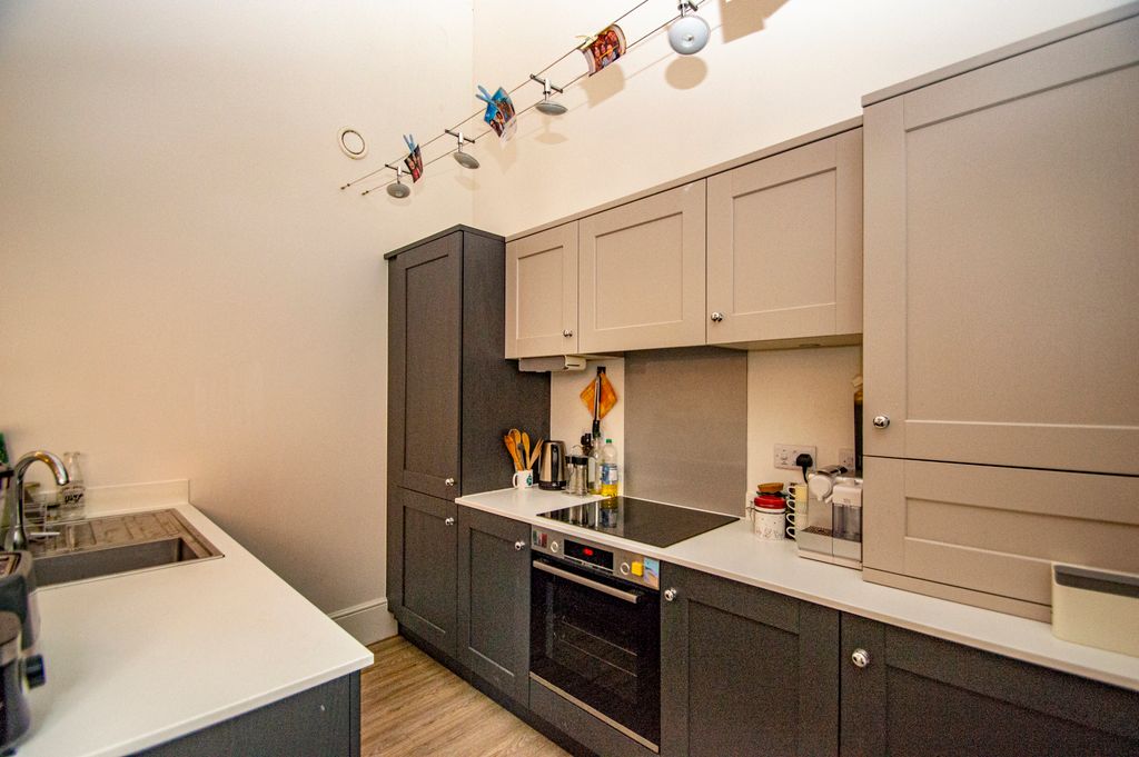 Property photo 3 of 10 Kitchen