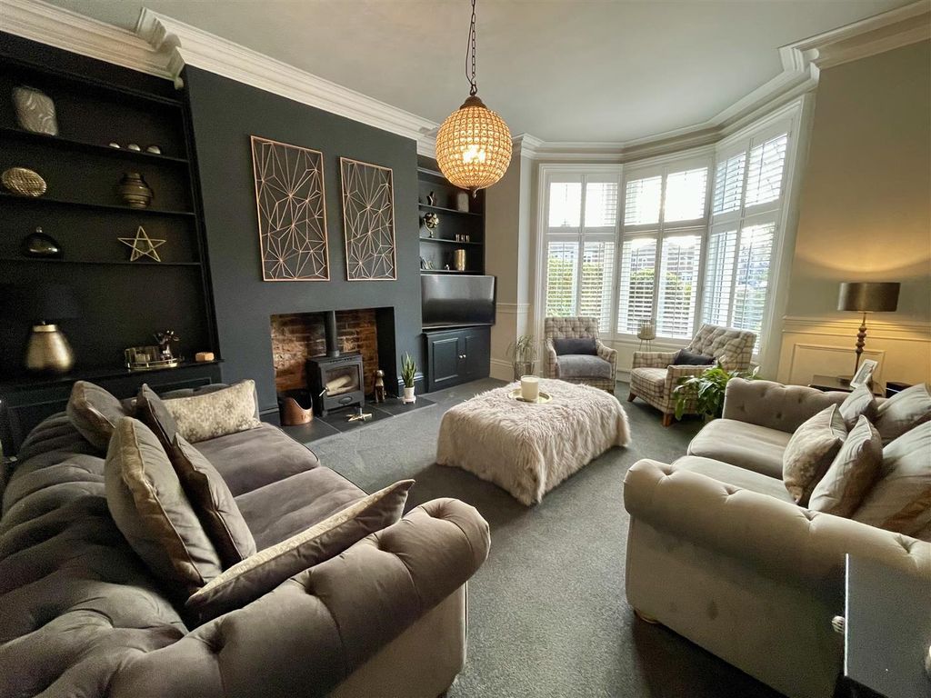 Property photo 3 of 21 Lounge