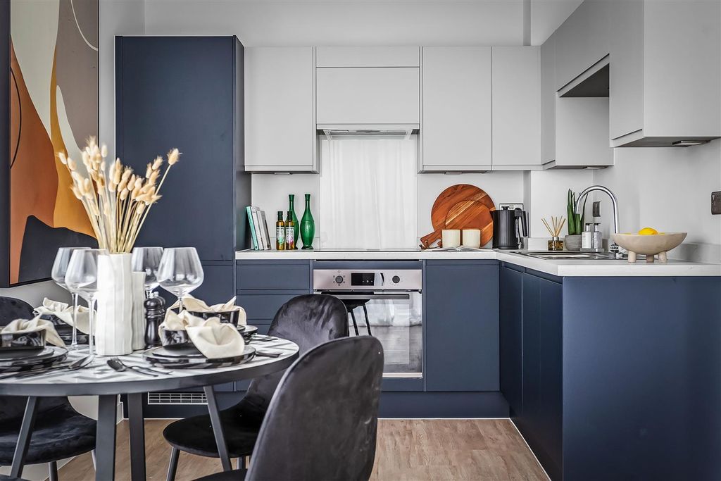 Property photo 3 of 8 Flat-2-Thornetts-House-3.Jpg