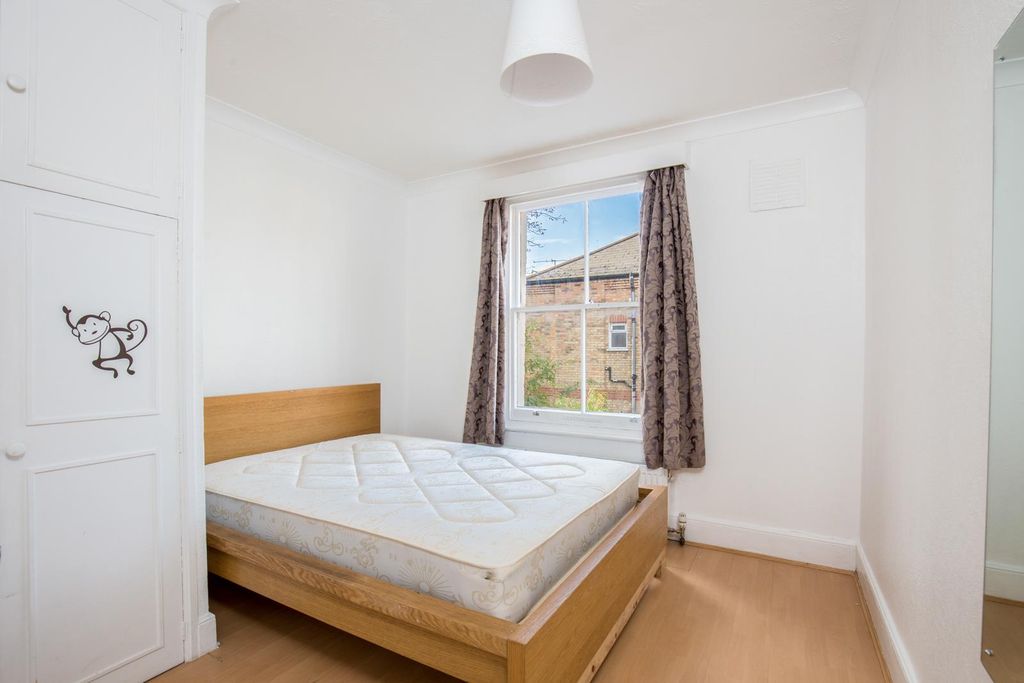 Property photo 2 of 6 Bedroom