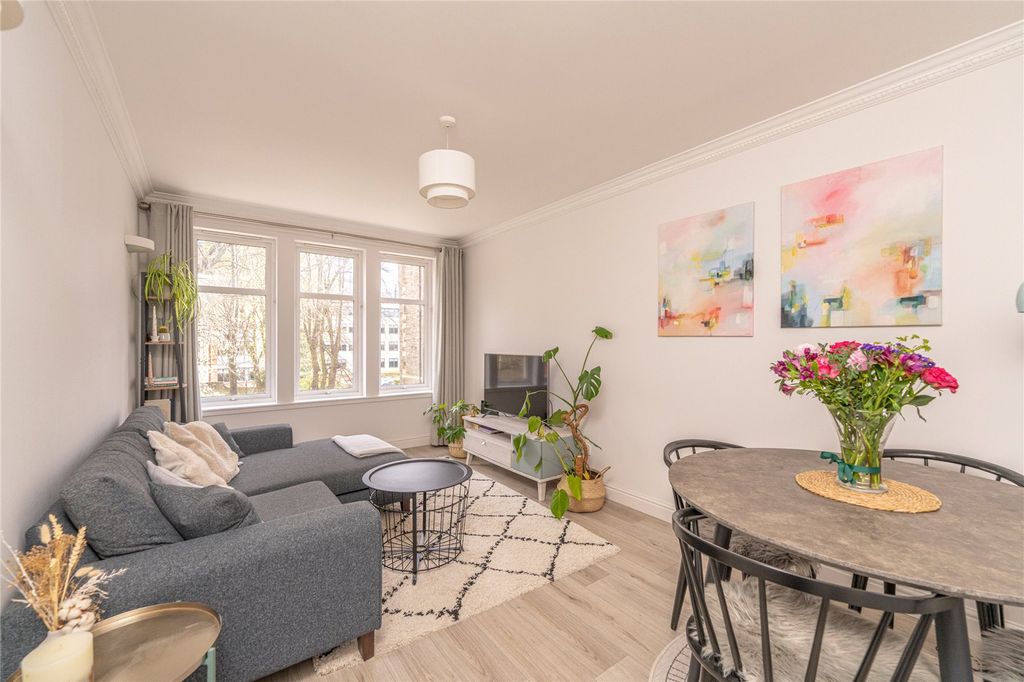 Property photo 2 of 24 Lounge