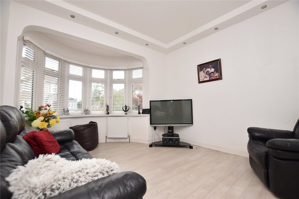 Property photo 2 of 15 Lounge