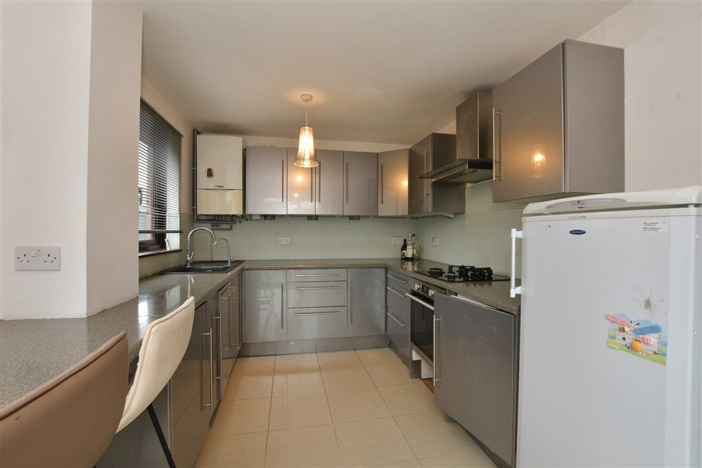 Property photo 3 of 10 Kitchen