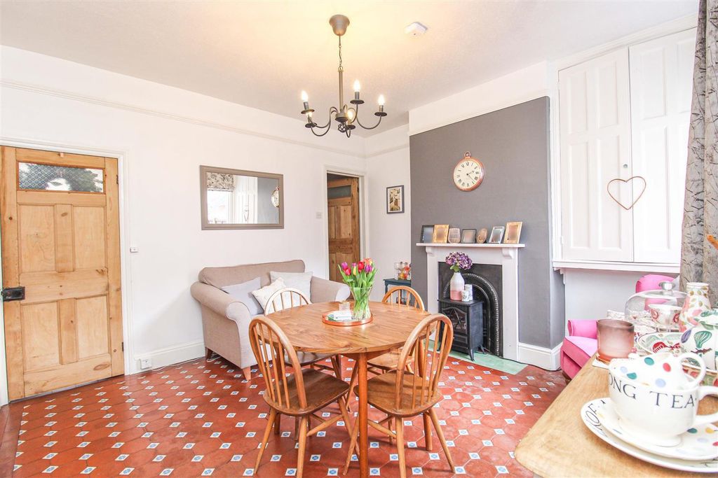 Property photo 3 of 18 87 Shirburn Road Dining Room.Jpg