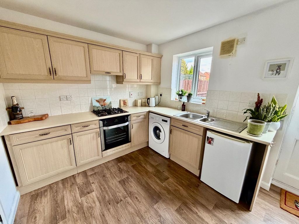 Property photo 3 of 10 Kitchen