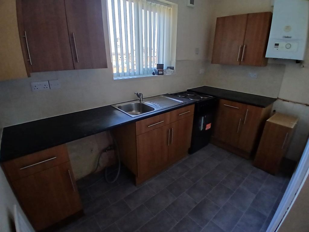 Property photo 3 of 9 Kitchen