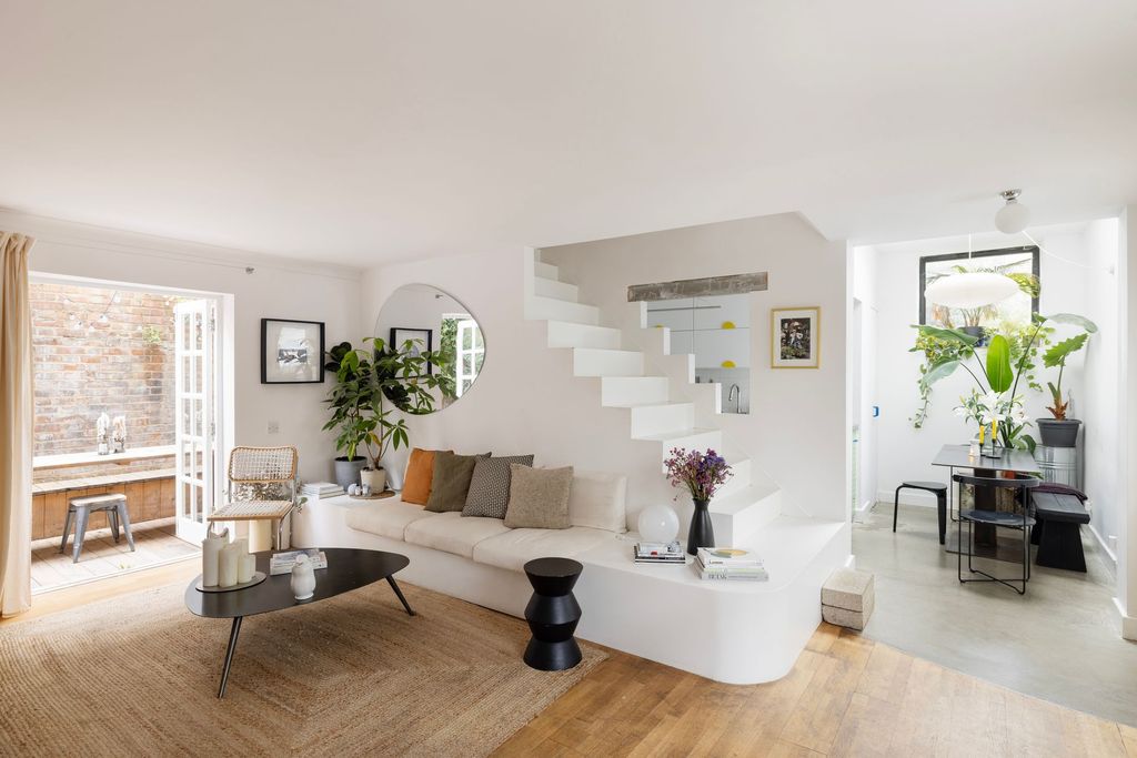 Property photo 1 of 14 Lounge